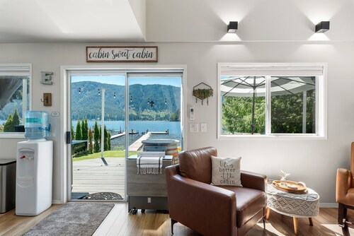 Stylish Escape on Stunning Lake Cavanaugh