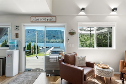 Stylish Escape on Stunning Lake Cavanaugh