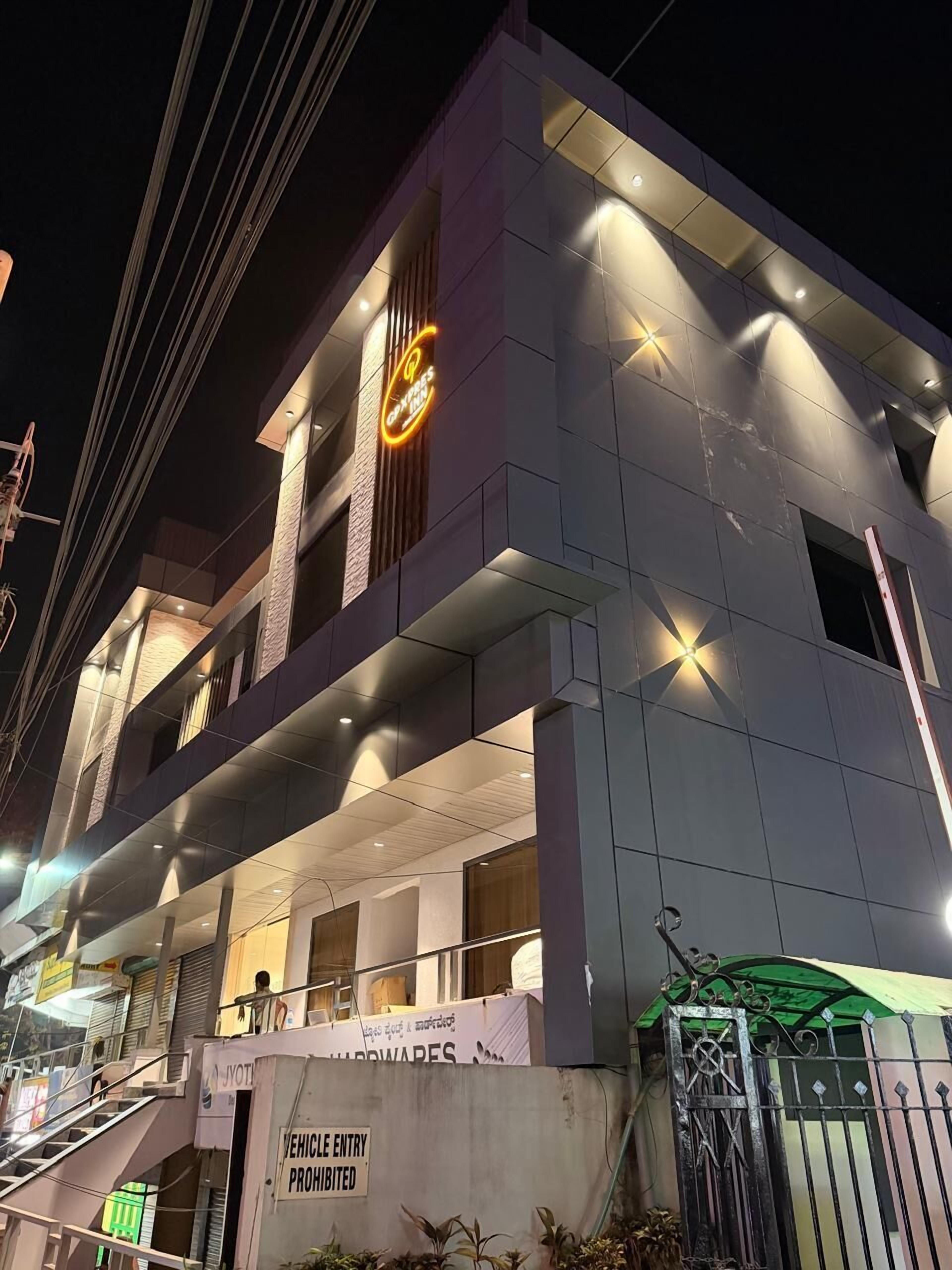 Fassade der Unterkunft – Abend/Nacht