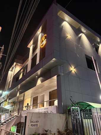 Fachada de la propiedad por la tarde o noche. GP Xpress Inn by RAK Rooms