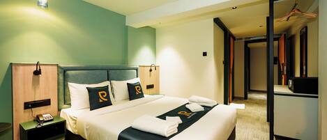 Caja de seguridad en la habitación y escritorio