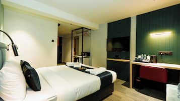 Executive Double Room | In-room safe, desk, laptop workspace, blackout drapes