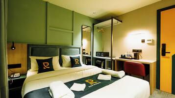 Executive Double Room | In-room safe, desk, laptop workspace, blackout curtains