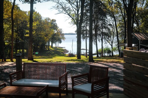 Gorgeous 1-bedroom guest apartment with boat dock only 20 minutes to Nashville!
