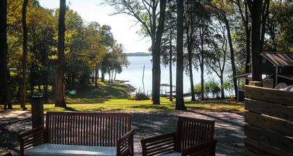 Gorgeous 1-bedroom guest apartment with boat dock only 20 minutes to Nashville!