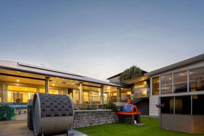 Exterior - Striking Luxury Home with Garden & BBQ (Margate)