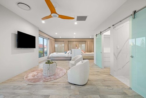 Striking Luxury Home with Garden & BBQ