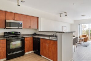 Fridge, microwave, oven, stovetop - Blueground | West Bellevue, view, nr Lake Washington (Bellevue)