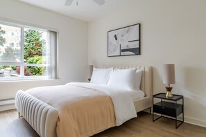 Tabla de planchar con plancha, wifi y ropa de cama 