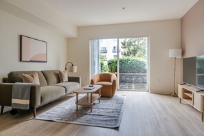 TV, stereo - Blueground | West Bellevue, view, nr Lake Washington (Bellevue)