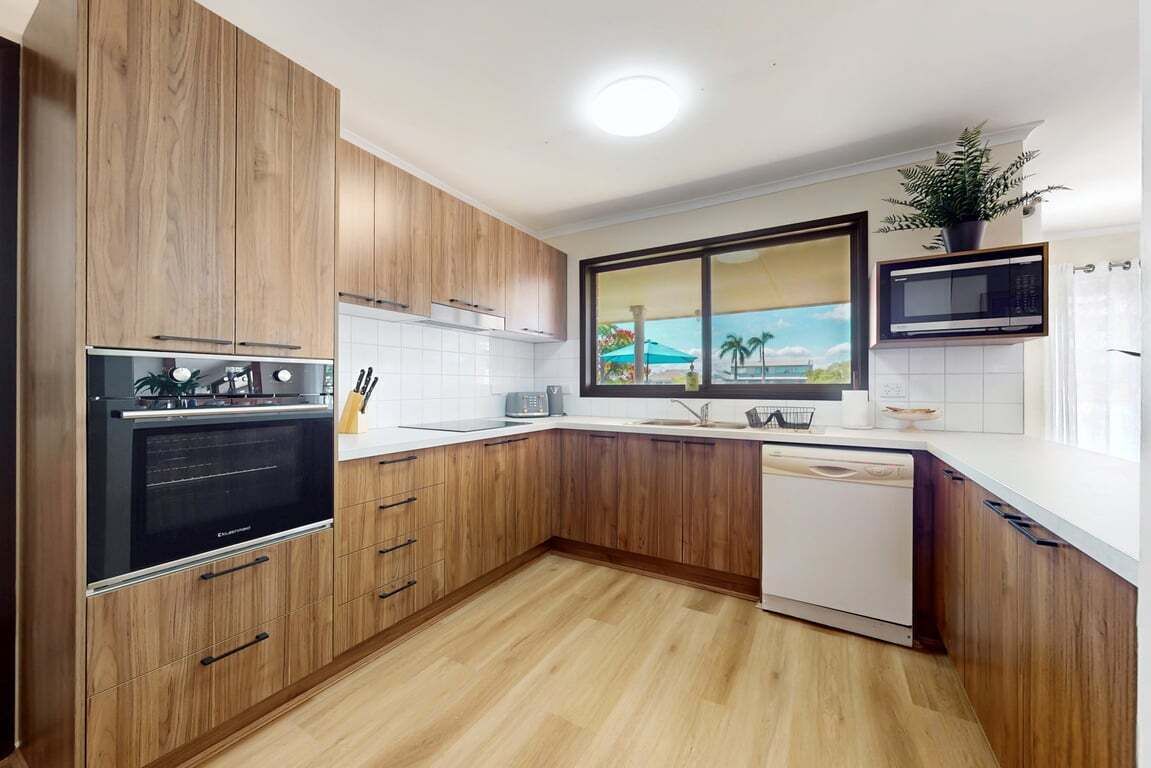 Réfrigérateur, four à micro-ondes, un four, surface de cuisson