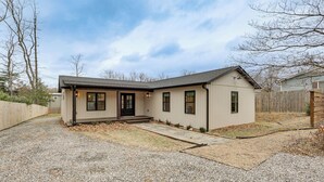 Exterior - 2 Mi to Lake Tomahawk Park! Quiet Escape w/ Deck (Black Mountain)