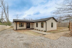 Exterior - 2 Mi to Lake Tomahawk Park! Quiet Escape w/ Deck (Black Mountain)