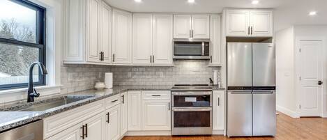 Réfrigérateur, micro-ondes, plaque de cuisson, lave-vaisselle