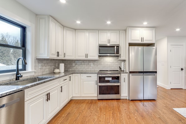 Fridge, microwave, stovetop, dishwasher - 2 Mi to Lake Tomahawk Park! Quiet Escape w/ Deck (Black Mountain)
