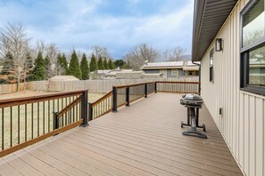Terrace/patio - 2 Mi to Lake Tomahawk Park! Quiet Escape w/ Deck (Black Mountain)