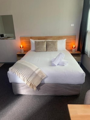 Studio, Courtyard View | Desk, laptop workspace, free WiFi - Dawson Motel (Lismore)