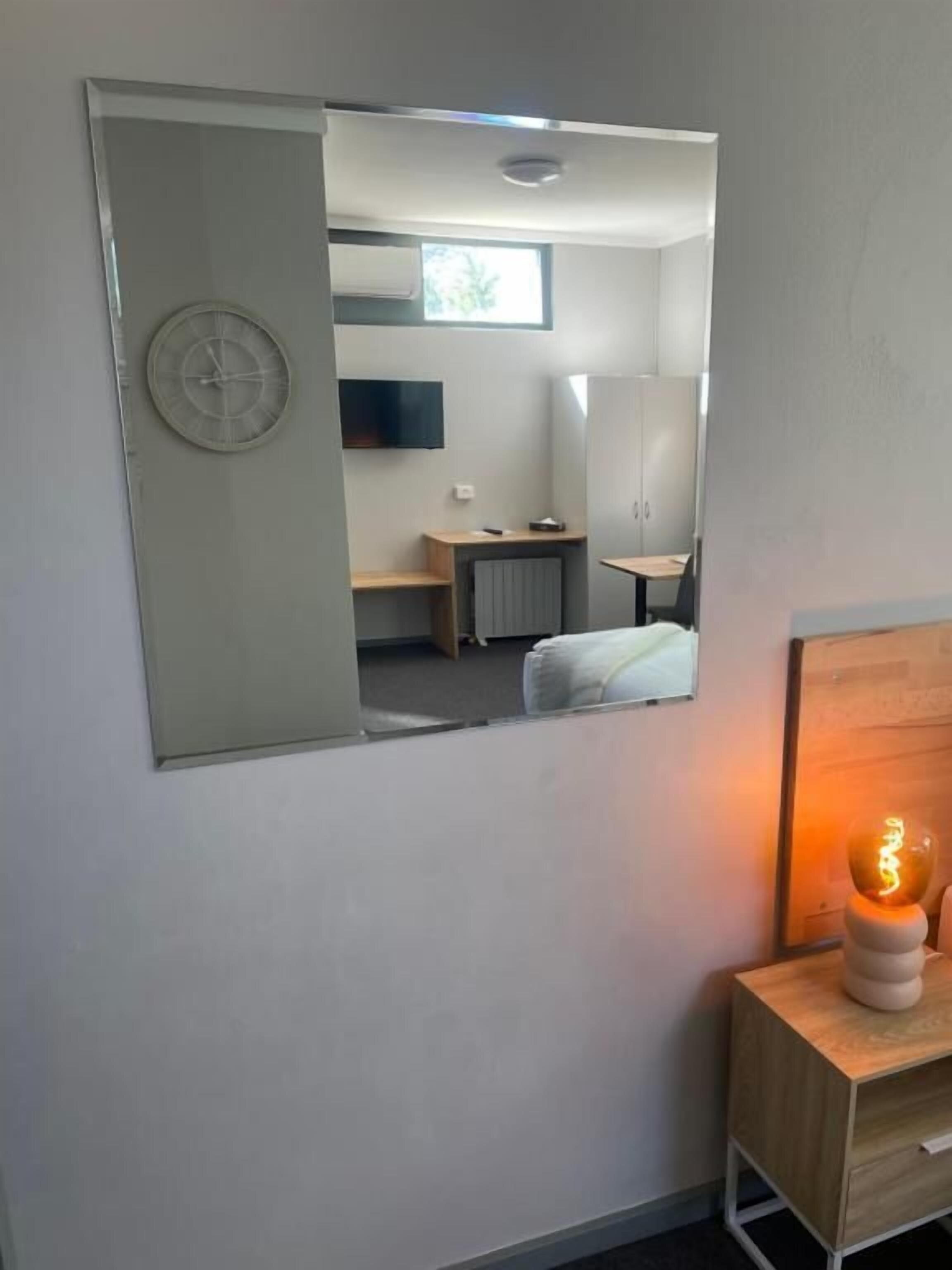 Estudio, vista al patio | Escritorio, espacio para trabajar con laptop y wifi gratis 