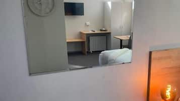 Estudio, vista al patio | Escritorio, espacio para trabajar con laptop y wifi gratis