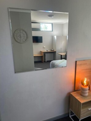Studio, Courtyard View | Desk, laptop workspace, free WiFi - Dawson Motel (Lismore)