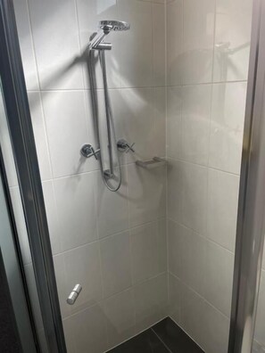 Studio, pemandangan halaman | Kamar mandi | Pengering rambut dan handuk