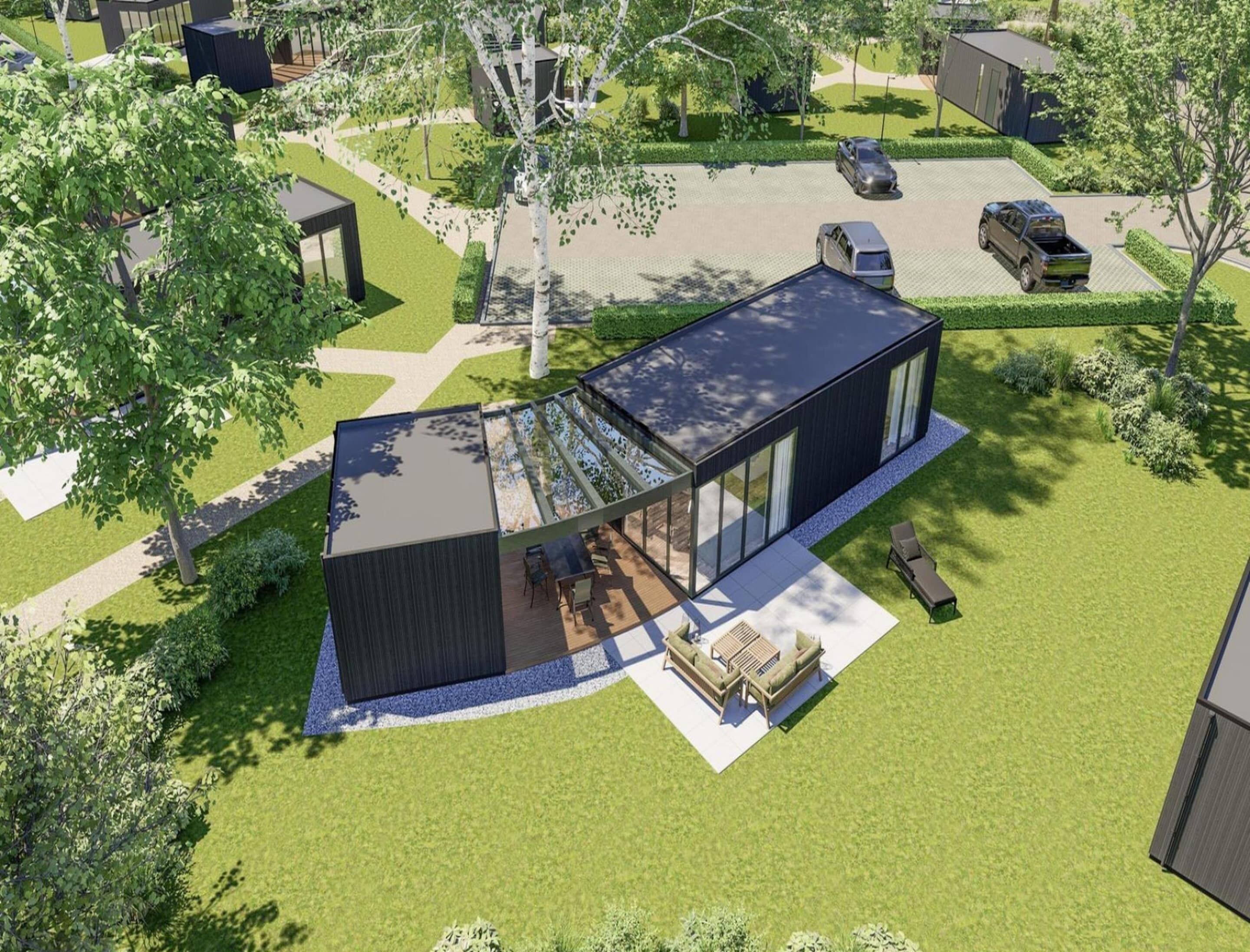 Una casa moderna con un amplio ventanal, un patio con mobiliario exterior y un césped cuidado.