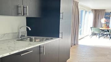 Casa Deluxe, 4 habitaciones | Cocina privada | Cafetera y tetera, refrigerador, microondas y tetera eléctrica