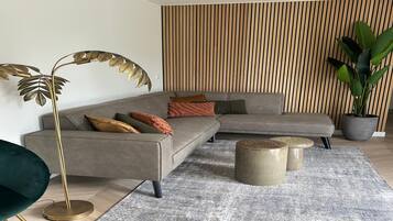 Classic House, 4 Bedrooms | Living room