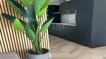 Dụng cụ pha cà phê/trà, tủ lạnh, lò vi sóng, ấm điện