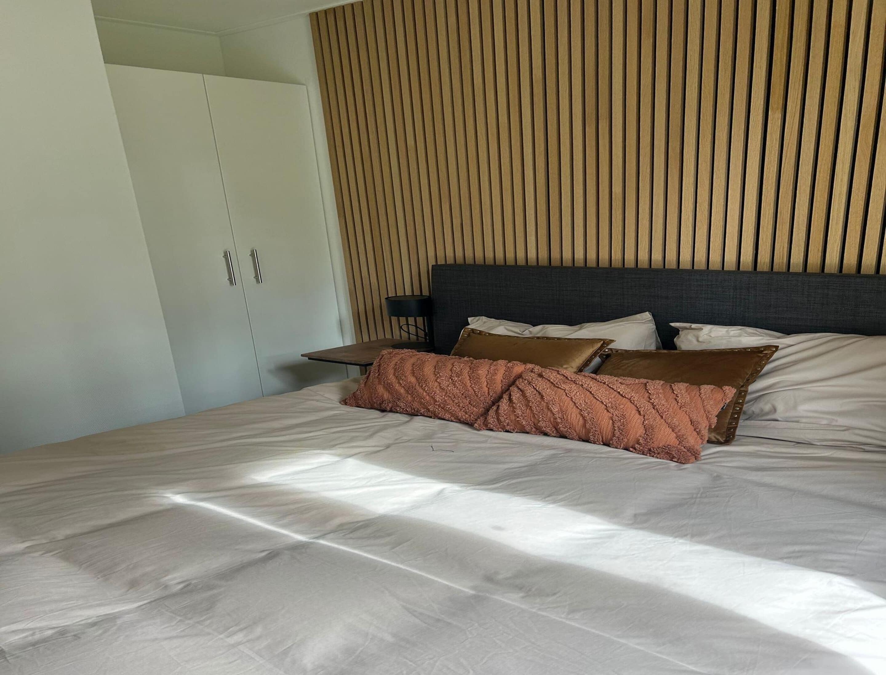 32 bedrooms, bed sheets
