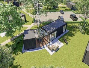 Ein modernes Haus mit einer großen Glasveranda, einem Swimmingpool und einem gepflegten Rasen.