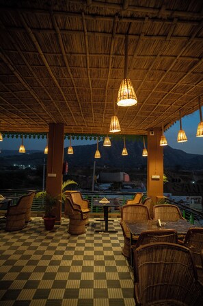 Outdoor dining - Pushkar Desert View (Pushkar)