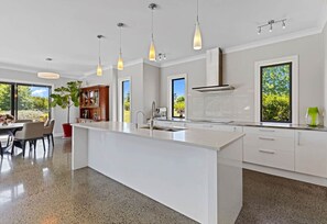 Fridge, microwave, oven, stovetop - 5-Acre Farm Paradise Escape nr Albany & Silverdale (Auckland North Shore)