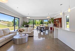 TV, books - 5-Acre Farm Paradise Escape nr Albany & Silverdale (Auckland North Shore)