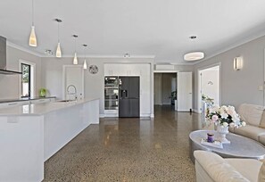 TV, books - 5-Acre Farm Paradise Escape nr Albany & Silverdale (Auckland North Shore)