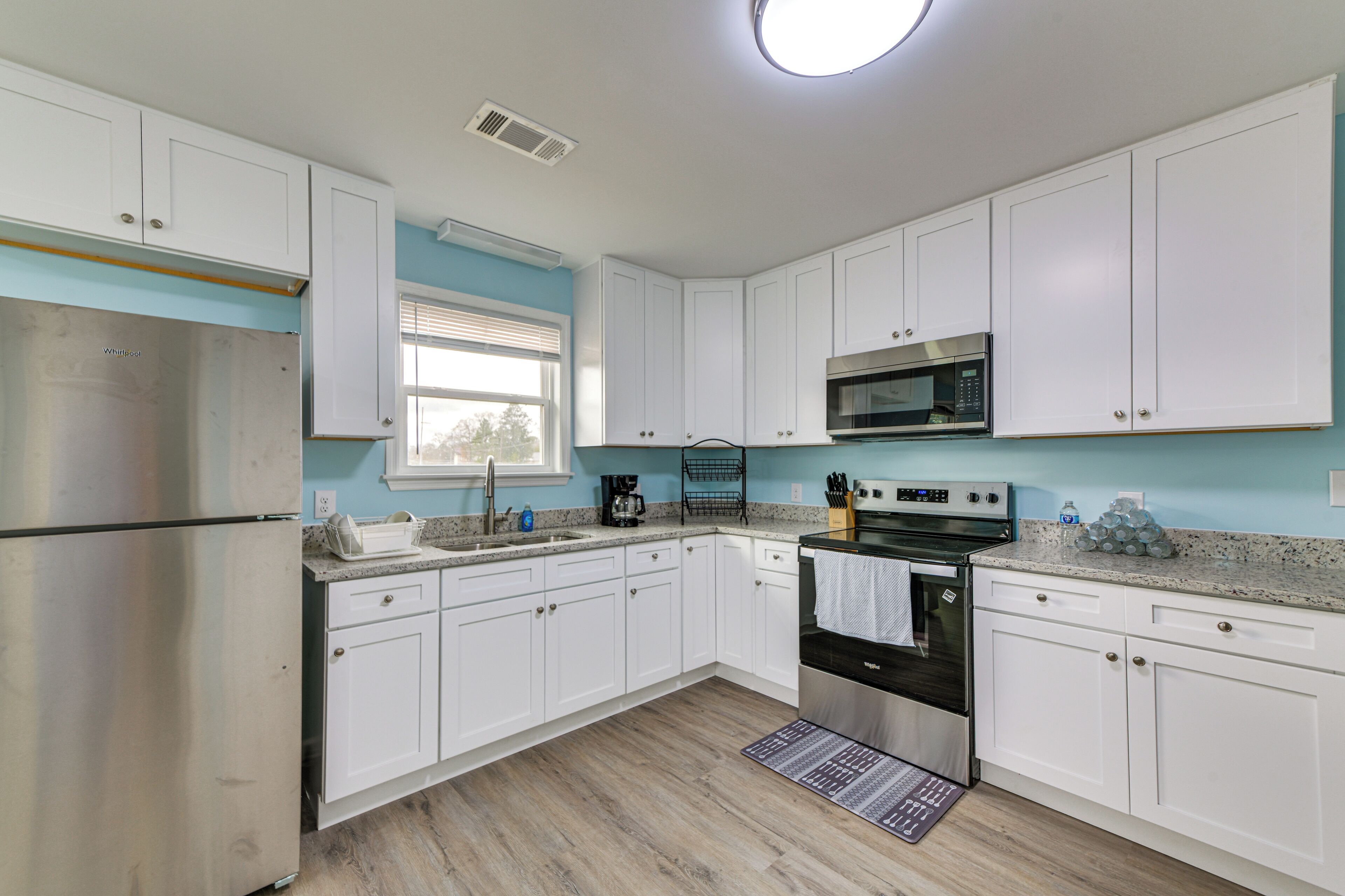 Kjøleskap, mikrobølgeovn, kokeplater og kaffetrakter/tekoker