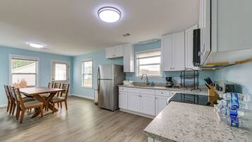 Kjøleskap, mikrobølgeovn, kokeplater og kaffetrakter/tekoker