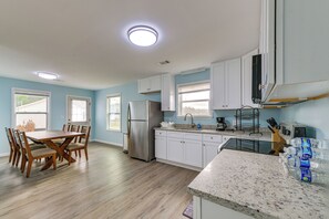 Kjøleskap, mikrobølgeovn, kokeplater og kaffetrakter/tekoker