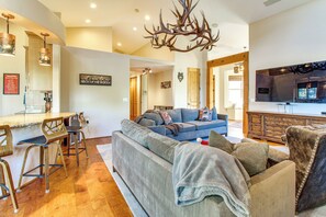 TV, fireplace, stereo - Mtn Estate w/ Massive Indoor Spa (Show Low)