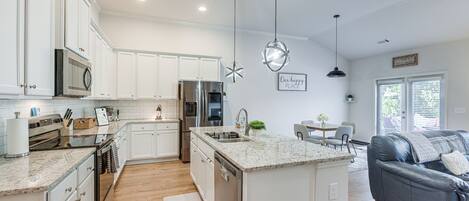 Réfrigérateur, micro-ondes, plaque de cuisson, lave-vaisselle