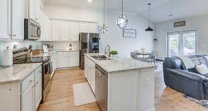 1 Mi to Lake Lanier: Modern Home w/ Patio & Yard!