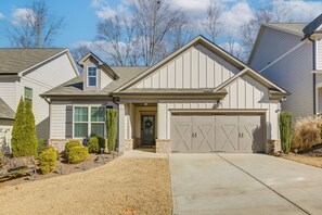 Exterior - 1 Mi to Lake Lanier: Modern Home w/ Patio & Yard! (Flowery Branch)