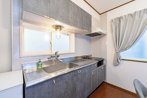 Refrigerador, microondas, parrilla de estufa y utensilios de cocina 