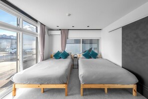 Tabla de planchar con plancha, wifi gratis, ropa de cama