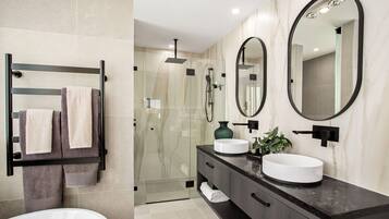 Een douche, een haardroger, handdoeken, zeep