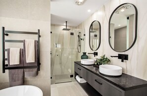 Een douche, een haardroger, handdoeken, zeep