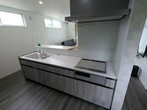 Fridge, microwave, stovetop, cookware/dishes/utensils - Pleasant Stay maui / Chosei County Chiba (Chosei County)