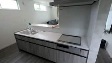 Een koelkast, een microgolfoven, een kookplaat