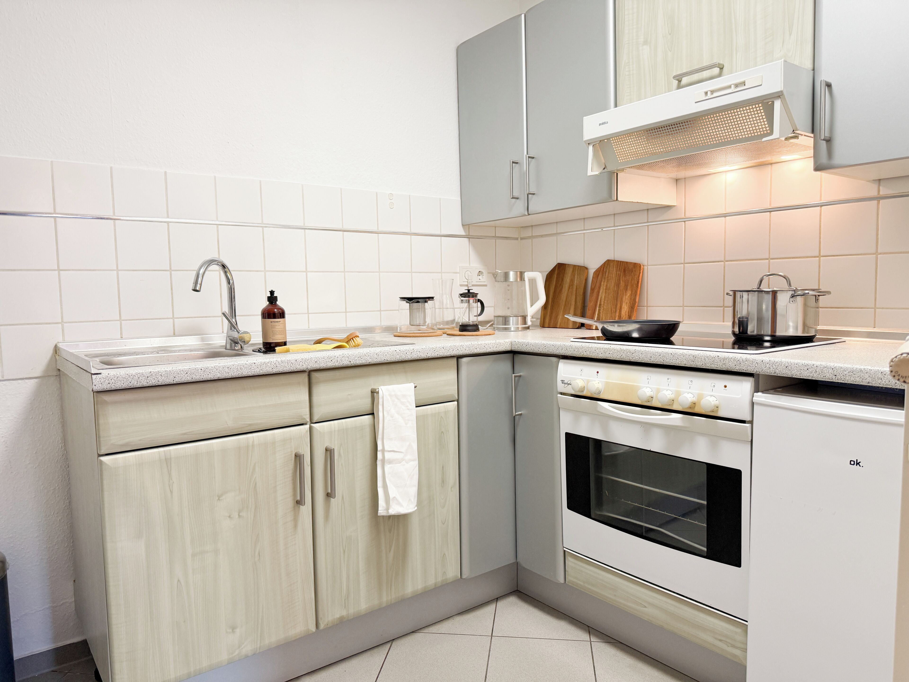 Kühlschrank, Ofen, Herdplatte, Wasserkocher mit Kaffee-/Teezubehör