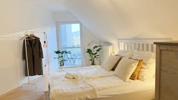 2 bedrooms, travel crib, free WiFi, bed sheets